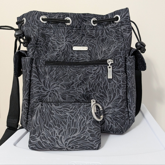 Baggallini Two Piece Black Floral Drawstring Bucket Crossbody And RFID Wallet - Picture 4 of 12